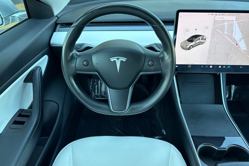 Tesla Model 3 Vehicle Full-screen Gallery Image 14
