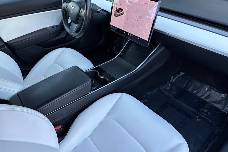 Tesla Model 3 Vehicle Full-screen Gallery Image 15