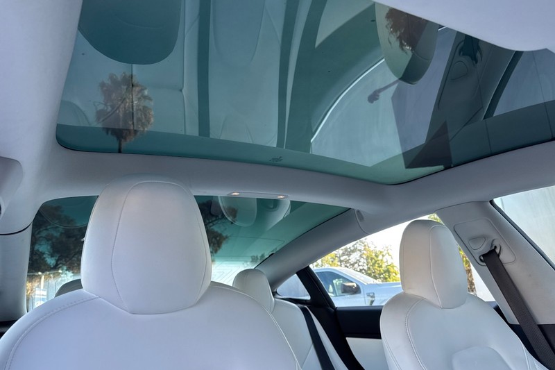 Tesla Model 3 Vehicle Full-screen Gallery Image 16