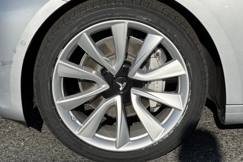 Tesla Model 3 Vehicle Full-screen Gallery Image 23