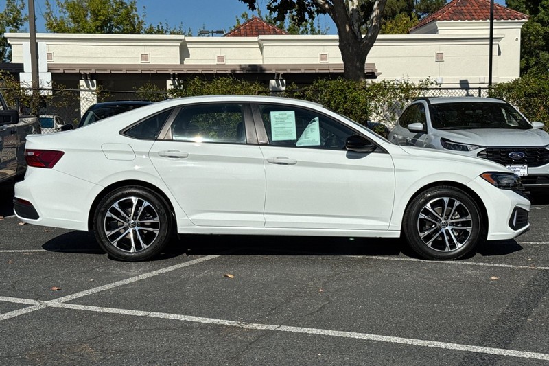 Volkswagen Jetta Vehicle Full-screen Gallery Image 03