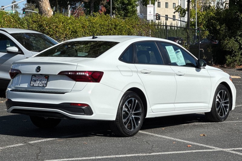 Volkswagen Jetta Vehicle Full-screen Gallery Image 04