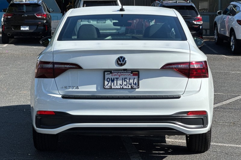 Volkswagen Jetta Vehicle Full-screen Gallery Image 05
