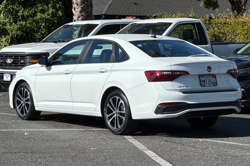 Volkswagen Jetta Vehicle Full-screen Gallery Image 06