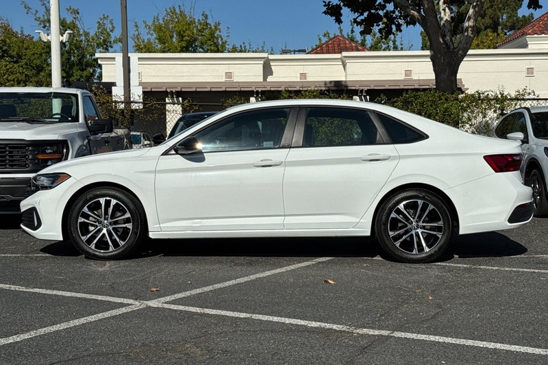 Volkswagen Jetta Vehicle Full-screen Gallery Image 07