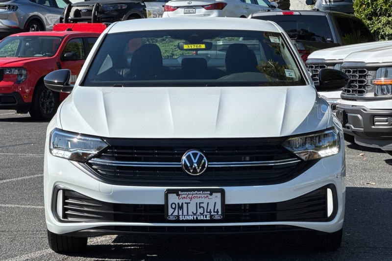 Volkswagen Jetta Vehicle Full-screen Gallery Image 09