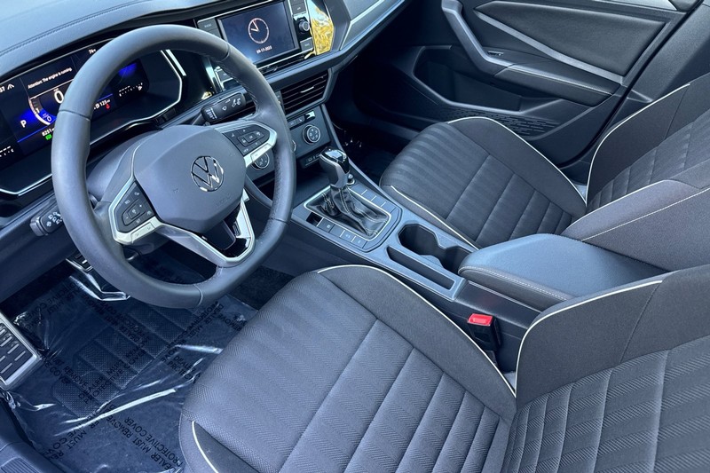 Volkswagen Jetta Vehicle Full-screen Gallery Image 10