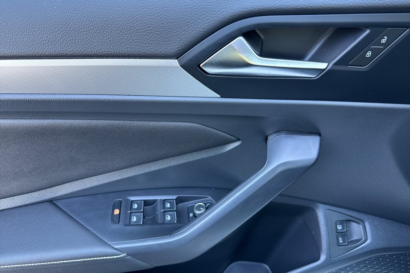 Volkswagen Jetta Vehicle Full-screen Gallery Image 11