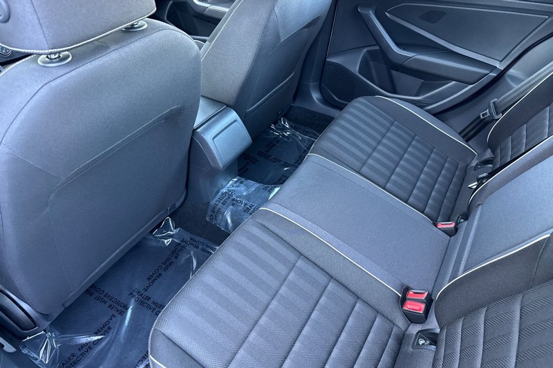 Volkswagen Jetta Vehicle Full-screen Gallery Image 12