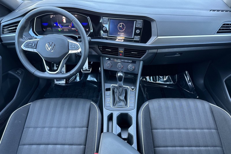 Volkswagen Jetta Vehicle Full-screen Gallery Image 13