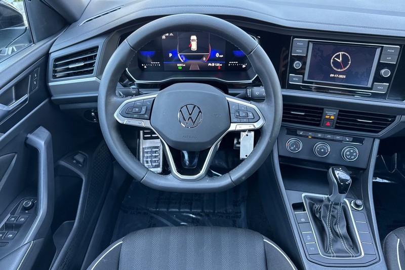 Volkswagen Jetta Vehicle Full-screen Gallery Image 14