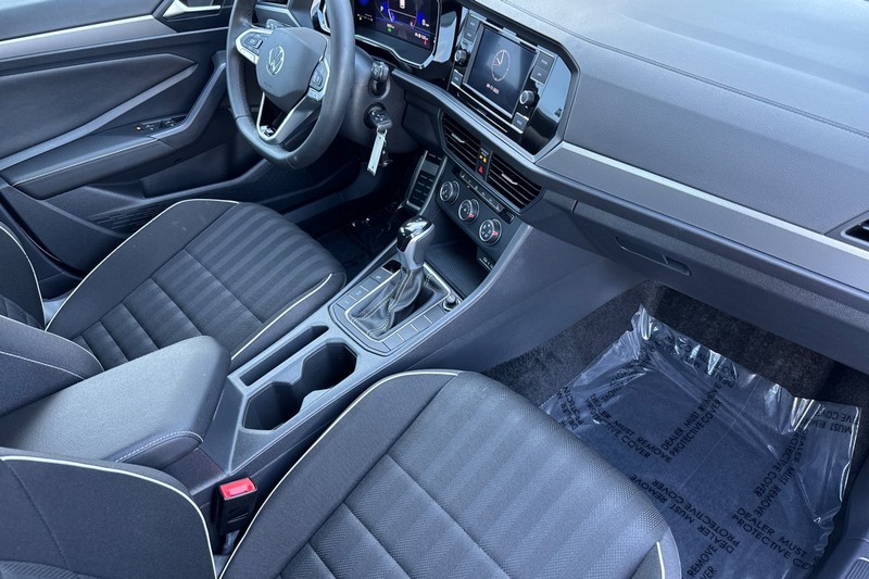 Volkswagen Jetta Vehicle Full-screen Gallery Image 15