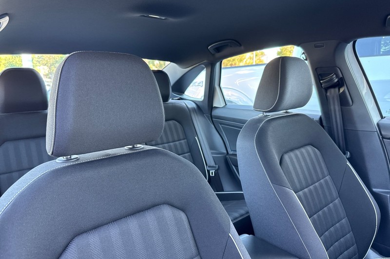 Volkswagen Jetta Vehicle Full-screen Gallery Image 16