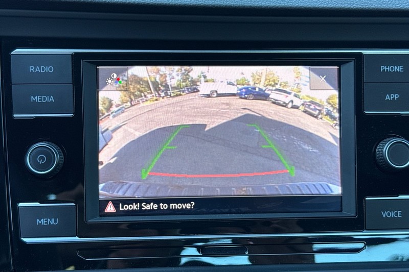 Volkswagen Jetta Vehicle Full-screen Gallery Image 18