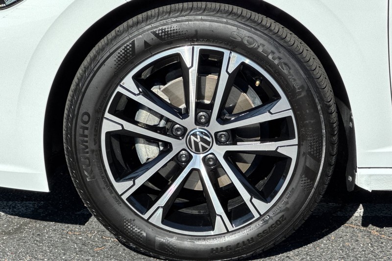 Volkswagen Jetta Vehicle Full-screen Gallery Image 24
