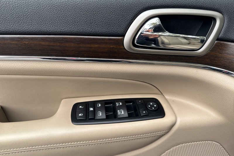 Jeep Grand Cherokee Vehicle Full-screen Gallery Image 11