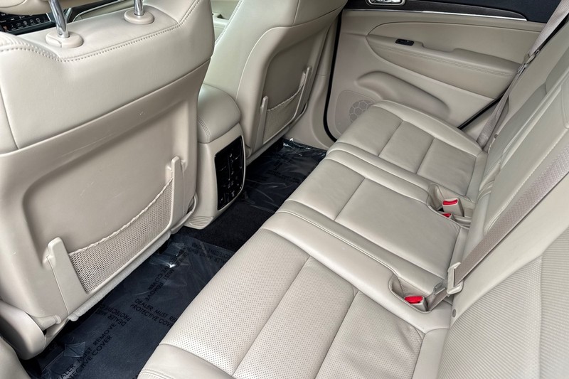 Jeep Grand Cherokee Vehicle Full-screen Gallery Image 12