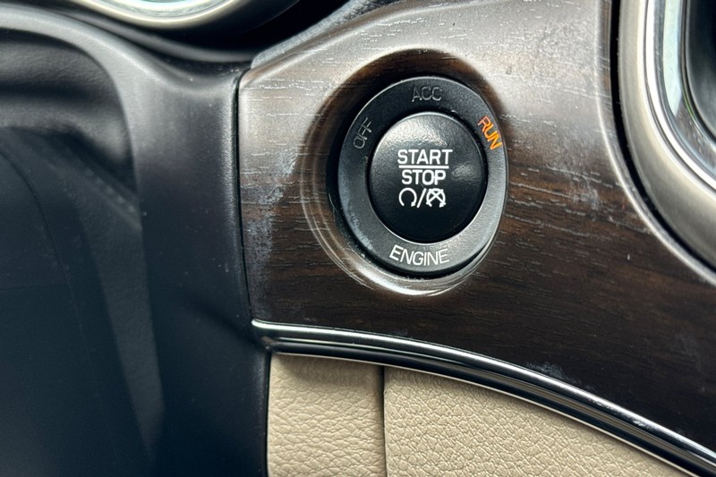 Jeep Grand Cherokee Vehicle Full-screen Gallery Image 22