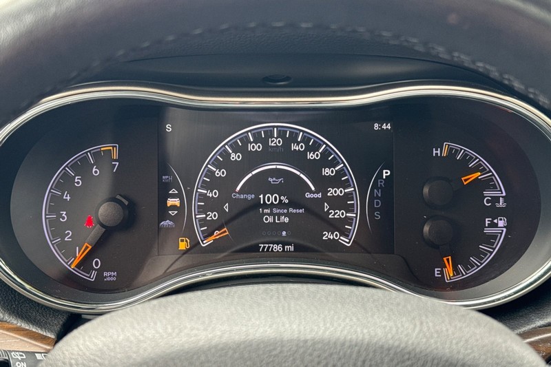 Jeep Grand Cherokee Vehicle Full-screen Gallery Image 24