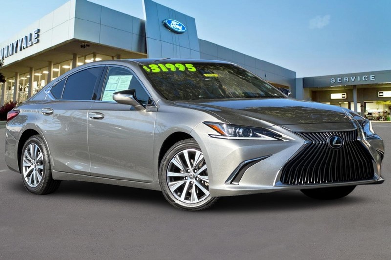 Lexus ES Vehicle Full-screen Gallery Image 02