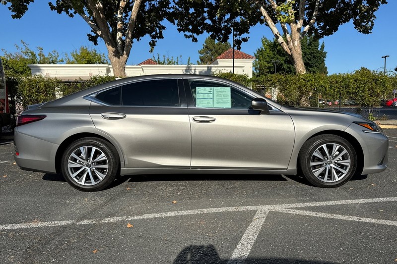 Lexus ES Vehicle Full-screen Gallery Image 03