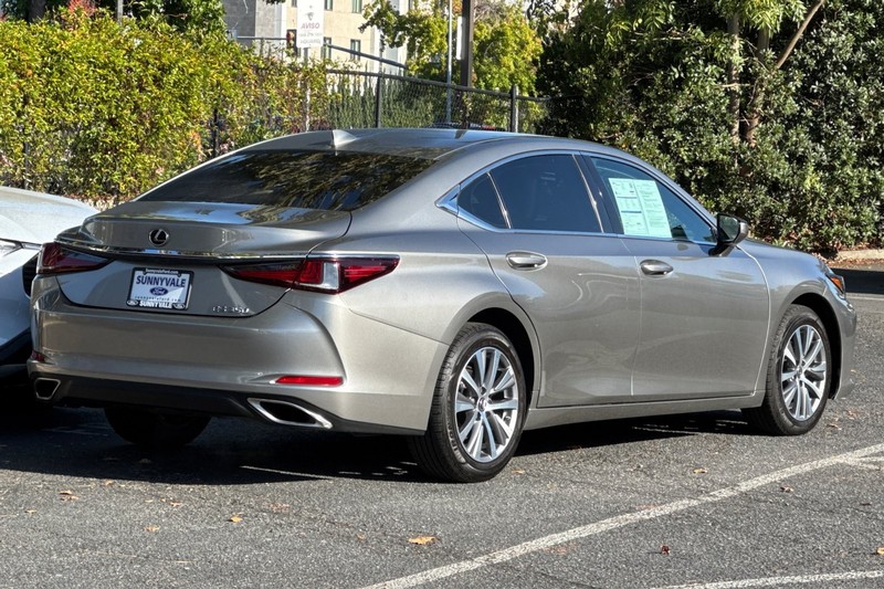 Lexus ES Vehicle Full-screen Gallery Image 04