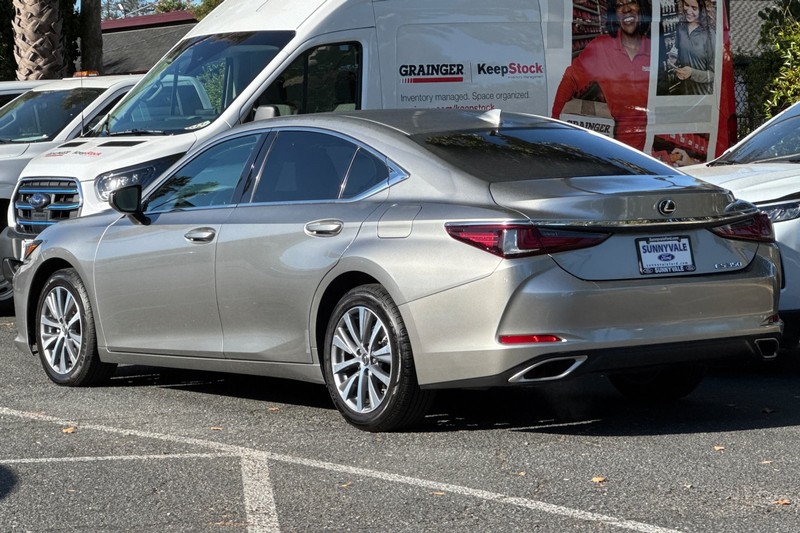 Lexus ES Vehicle Full-screen Gallery Image 06