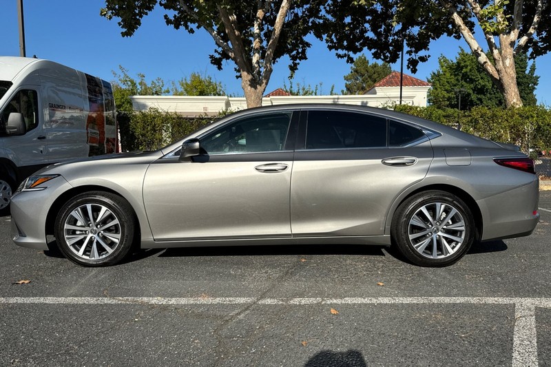 Lexus ES Vehicle Full-screen Gallery Image 08