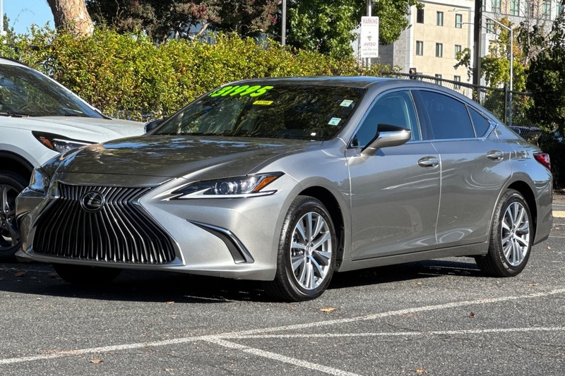 Lexus ES Vehicle Full-screen Gallery Image 09