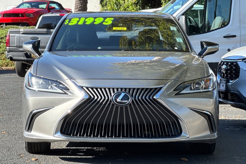 Lexus ES Vehicle Full-screen Gallery Image 10