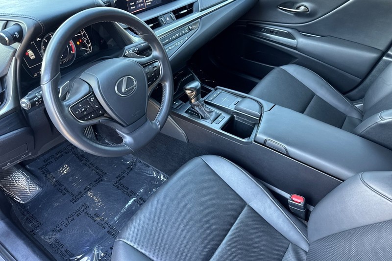 Lexus ES Vehicle Full-screen Gallery Image 11