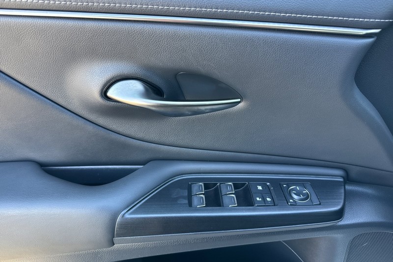 Lexus ES Vehicle Full-screen Gallery Image 12