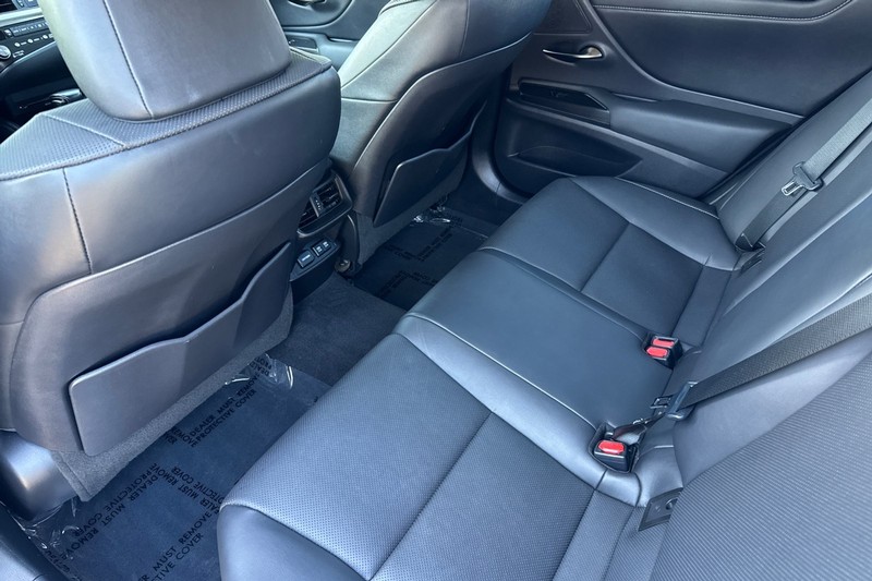 Lexus ES Vehicle Full-screen Gallery Image 13