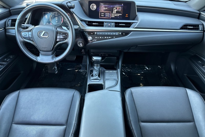 Lexus ES Vehicle Full-screen Gallery Image 14