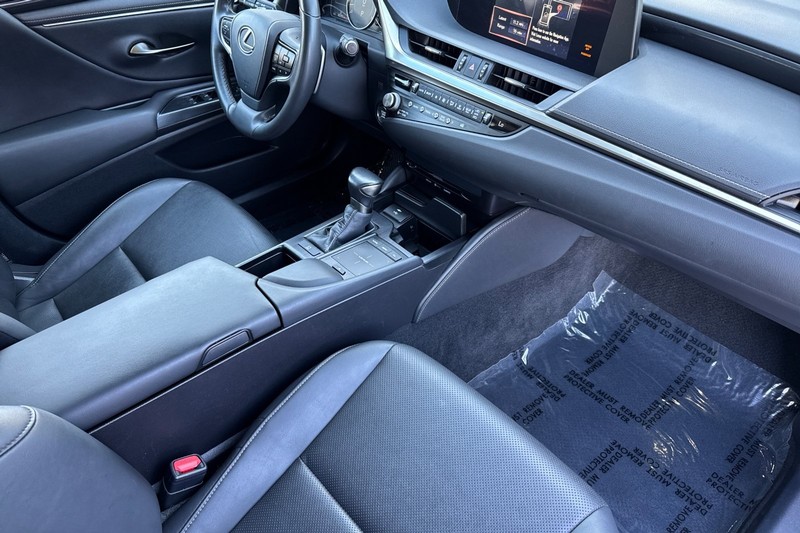 Lexus ES Vehicle Full-screen Gallery Image 16