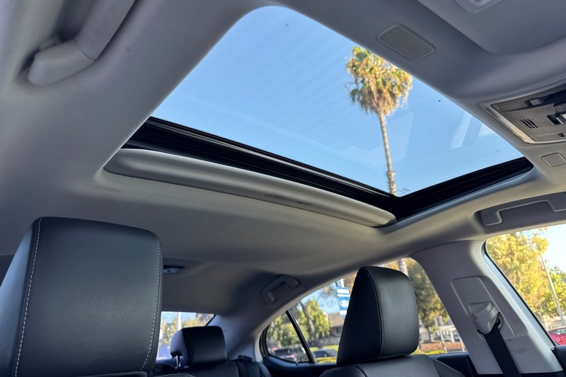 Lexus ES Vehicle Full-screen Gallery Image 17