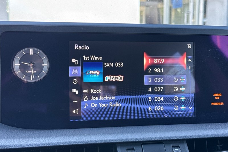 Lexus ES Vehicle Full-screen Gallery Image 18