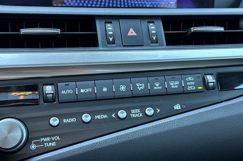 Lexus ES Vehicle Full-screen Gallery Image 20