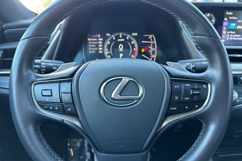 Lexus ES Vehicle Full-screen Gallery Image 22