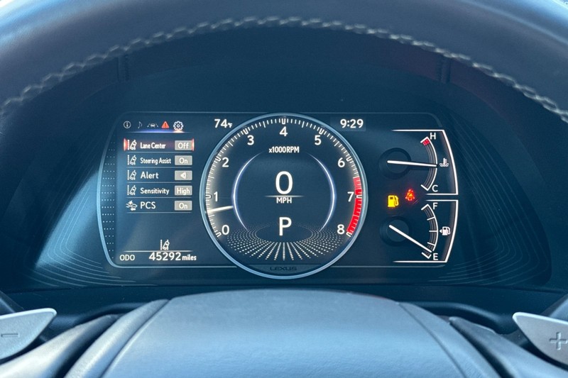 Lexus ES Vehicle Full-screen Gallery Image 23