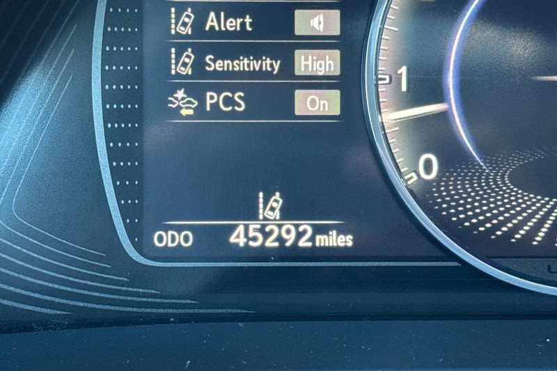 Lexus ES Vehicle Full-screen Gallery Image 24