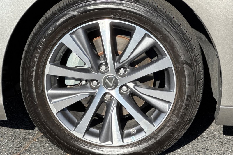 Lexus ES Vehicle Full-screen Gallery Image 25