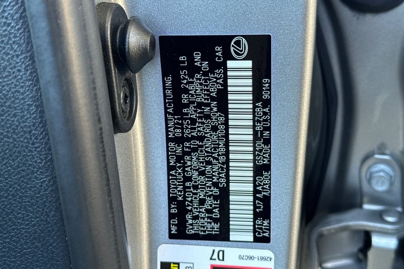 Lexus ES Vehicle Full-screen Gallery Image 26