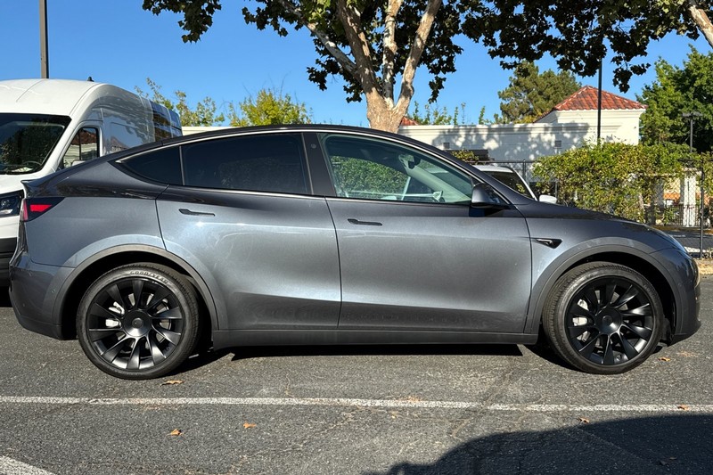 Tesla Model Y Vehicle Full-screen Gallery Image 03