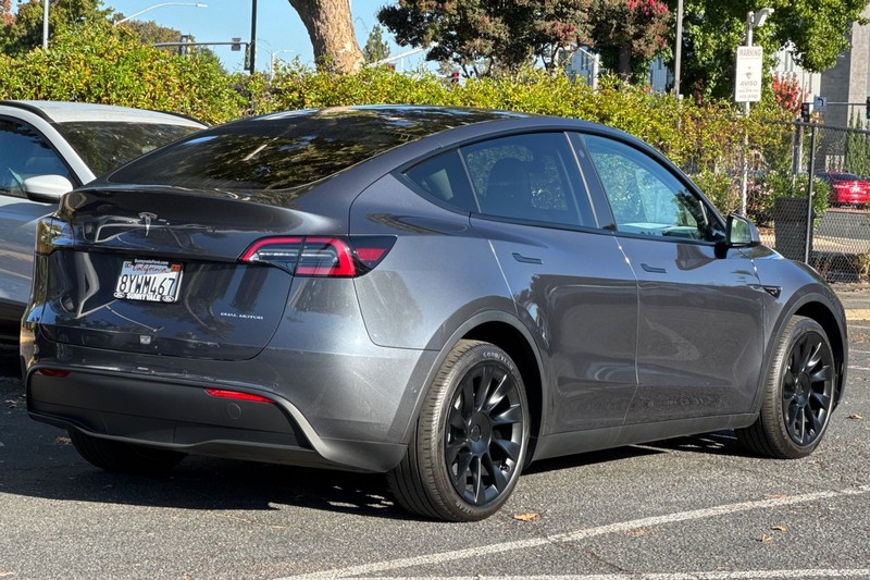 Tesla Model Y Vehicle Full-screen Gallery Image 04