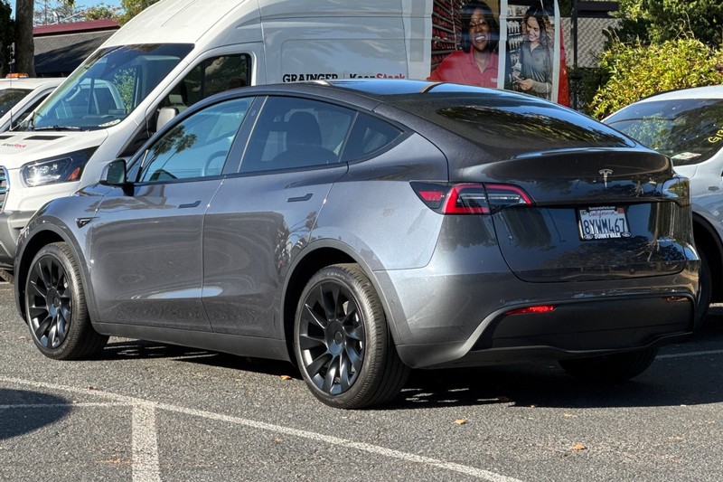 Tesla Model Y Vehicle Full-screen Gallery Image 05