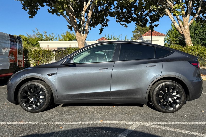 Tesla Model Y Vehicle Full-screen Gallery Image 06