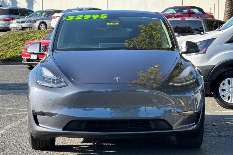 Tesla Model Y Vehicle Full-screen Gallery Image 08