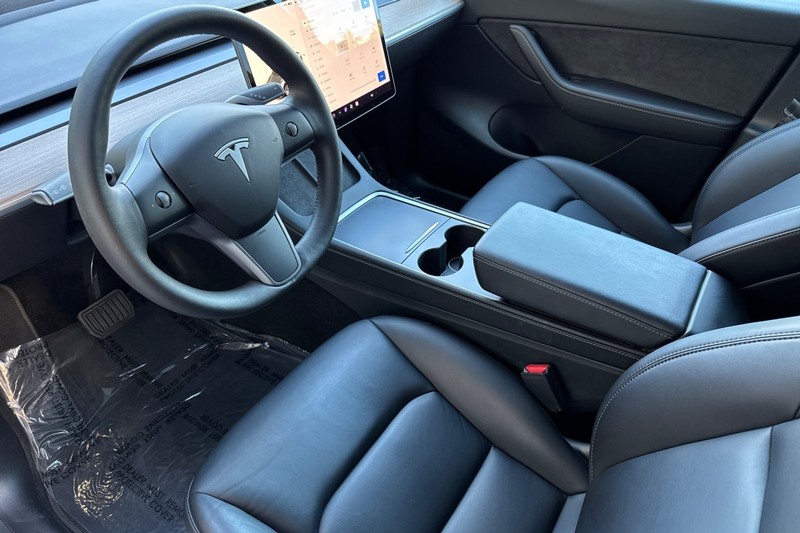 Tesla Model Y Vehicle Full-screen Gallery Image 09