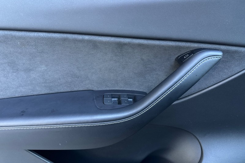 Tesla Model Y Vehicle Full-screen Gallery Image 10